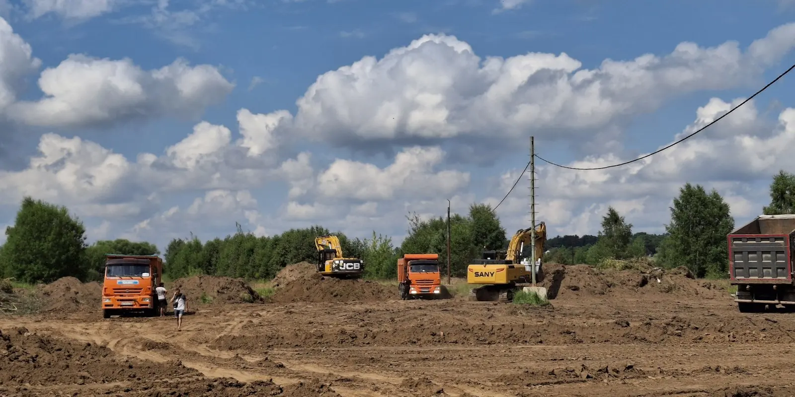 Вид сверху на траншеи с трубопроводами на стройплощадке