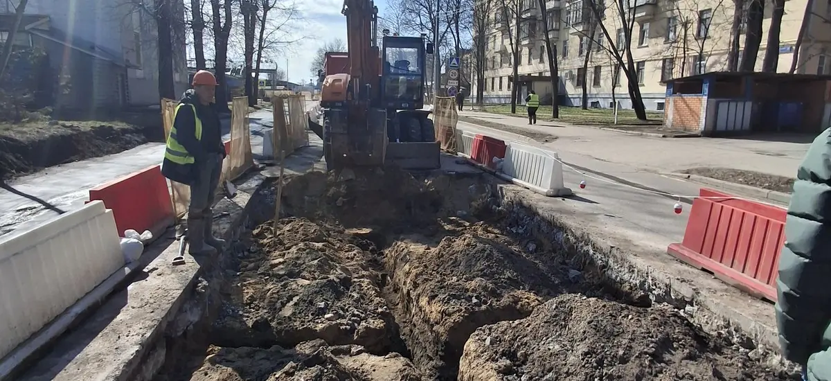 Установка ГНБ на улице Москвы вечером