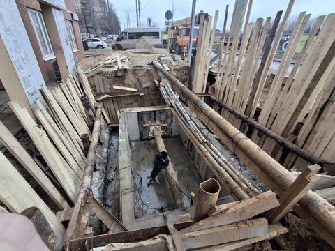 Камера водопровода в деревянном креплении