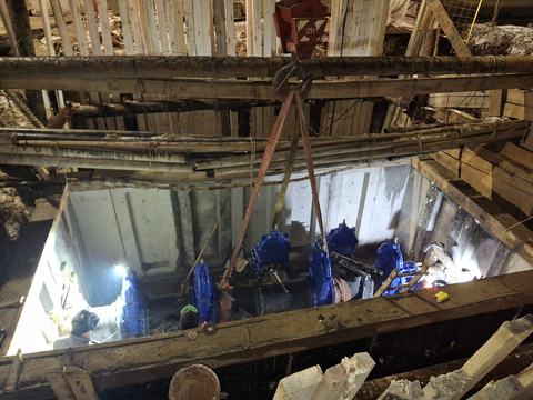 Сборка узла запорной арматуры в водопроводной камере