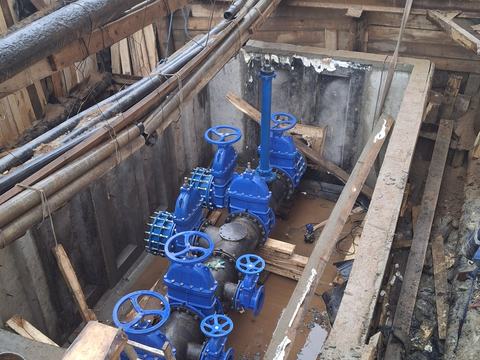 Узел задвижек водопровода перед сдачей