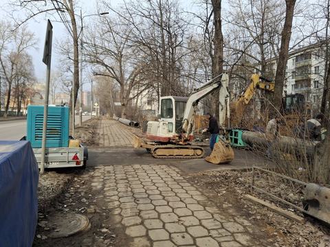 Стыковая сварка ПНД-трубы на городской улице