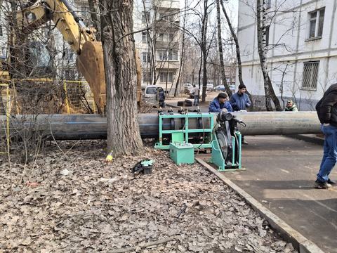 Сварка ПНД-трубопровода, мини-экскаватор на подаче