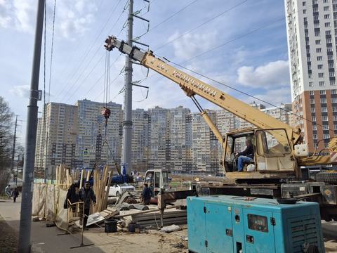 Автокран и генератор на прокладке сетей в городе