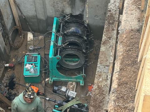 Сварка ПНД-трубопровода в траншее