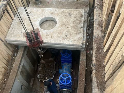 Задвижка в колодце водопровода