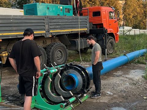 Сварка ПНД-трубы, подача манипулятором