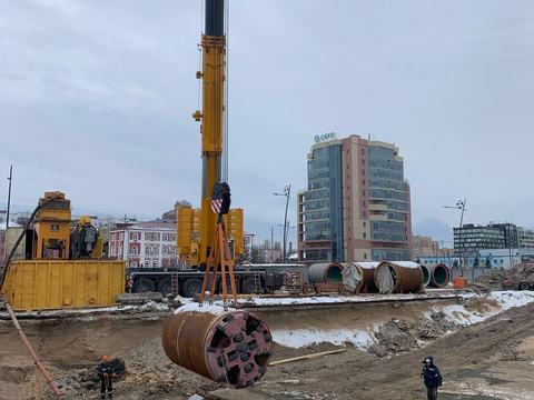 Подача трубы большого диаметра автокраном в шахту