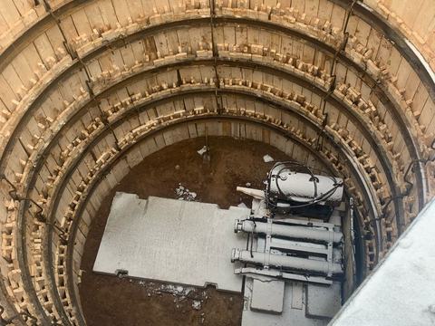 Домкратная станция в стартовой шахте