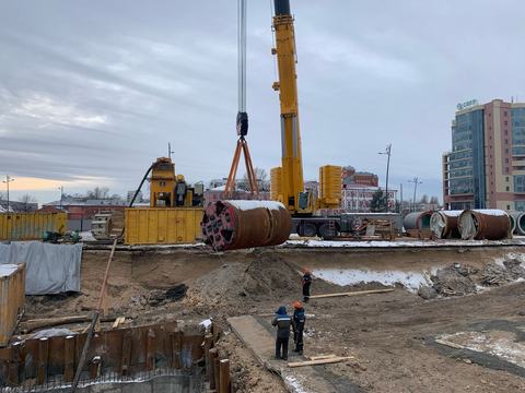 Монтаж трубы большого диаметра краном, зима